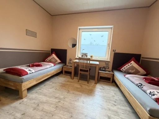 Geräumiges Zweibettzimmer für Monteure und Handwerker in der Pension - Gästehaus Legden mit getrennten Betten und Schreibtisch.