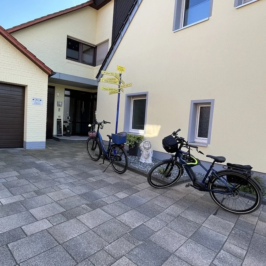 Sicher ankommen im Münsterland: Unser gepflasterter Hofbereich bietet Ihnen viel Platz zum bequemen Entladen Ihres Gepäcks. Für Radreisende und E-Bike-Urlauber halten wir komfortable und sichere Abstellmöglichkeiten bereit, damit Sie Ihren Aufenthalt in Legden vollkommen sorgenfrei genießen können. Fahrradfreundliche Unterkunft moderne Pension