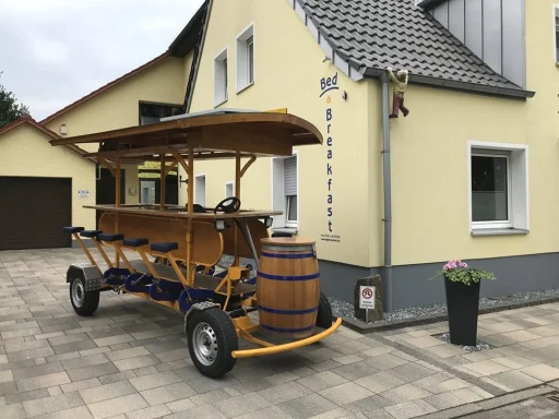 Ein großes Bierbike für Gruppen vor der gelben Fassade der Pension in Legden im Münsterland.