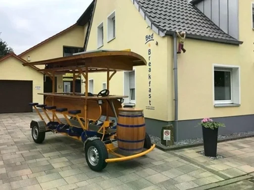 Bierbike mieten im Münsterland: Großes Partybike für Gruppenaktivitäten direkt an der Pension - Gästehaus Legden.